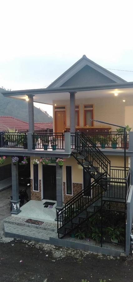 Homestay Anggun ブロモ山 エクステリア 写真